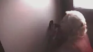 ٹگ پاس سے خوبصورت پرسٹائن ایج کے ساتھ ہینڈ جاب پورن