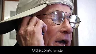 ٹین پائیز سے پرجوش ویانا بلیک کے ساتھ پوزنگ سکرو