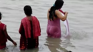 شرارتی امریکہ سے کینزی ٹیلر کے ساتھ کندھوں پر ٹانگوں کا منظر