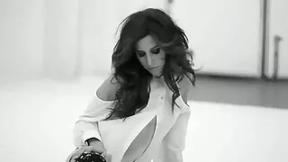 شیطان کی فلم سے سینگ اسکارلیٹ بلوم کے ساتھ بلی چاٹنے والی فلم