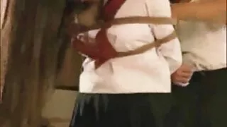 ٹگ پاس سے خوبصورت ریلی جین کے ساتھ ٹیبل ویڈیو پر